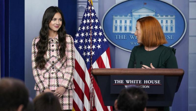 An image shows President Joe Biden touching Olivia Rodrigo’s shoulders during a White House press briefing.