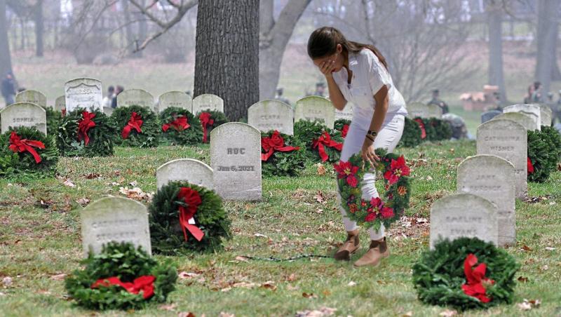 AOC Lays Wreath At Her Grave On January 6th