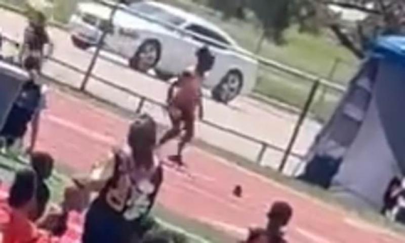 Moment girl loses her shoe in starting block, goes back to put it on, before WINNING 200-meter race 