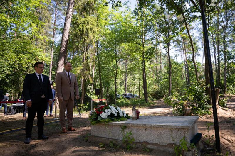Ashes of 8,000 WWII victims found in two Poland mass graves | AP News