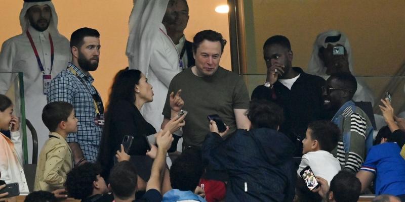 Elon Musk Polls Twitter Users, Asking Whether He Should Step Down 