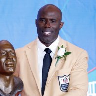 NFL Hall of Famer Terrell Davis says he was handcuffed and removed from flight