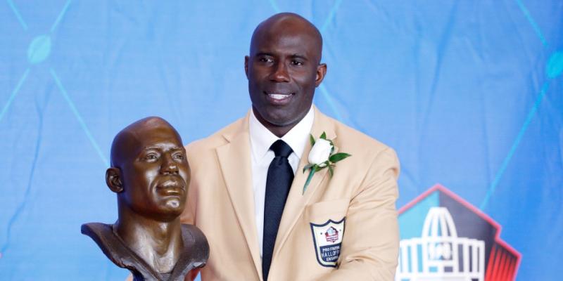 NFL Hall of Famer Terrell Davis says he was handcuffed and removed from flight