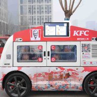 Automatic food truck sets up shop in Zhengzhou