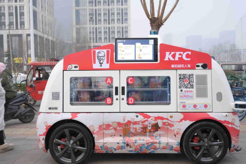 Automatic food truck sets up shop in Zhengzhou