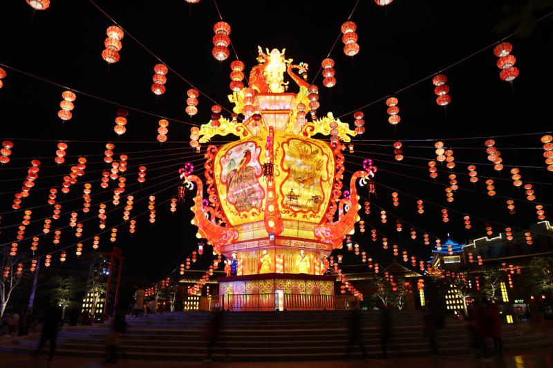 Light installations set up across China to welcome Lantern Festival