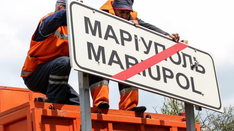 Separatists take down Ukrainian road signs in Mariupol