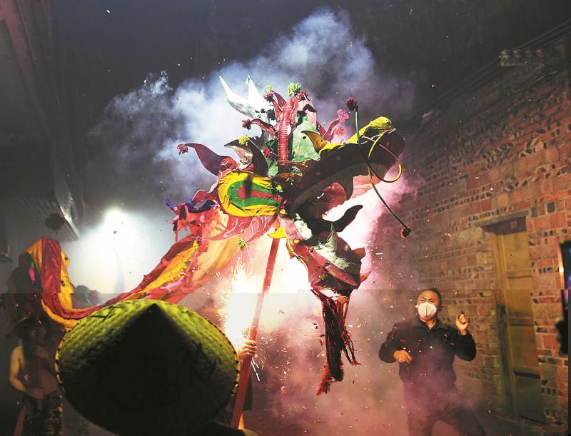 Dancing dragons, firecrackers tickle travelers in Binyang