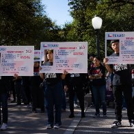 'Si se puede': Hundreds rally to demand an end to Gov. Abbott's Operation Lone Star