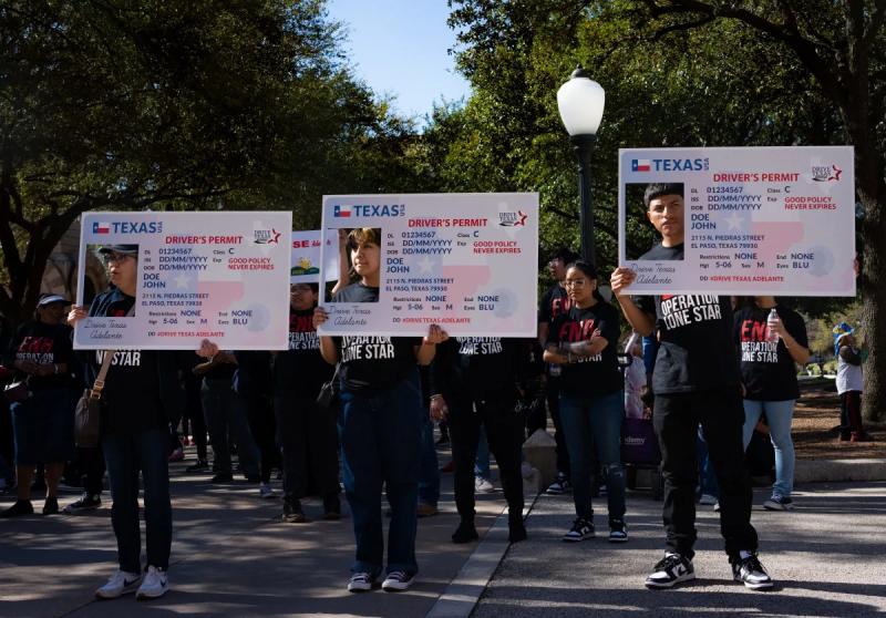 'Si se puede': Hundreds rally to demand an end to Gov. Abbott's Operation Lone Star