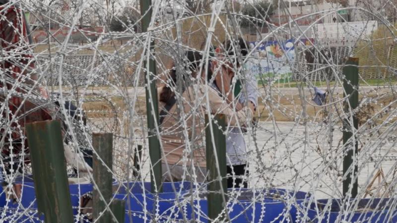 Bloodied and cold, this Venezuelan couple is caught in the border battle between Texas and federal authorities