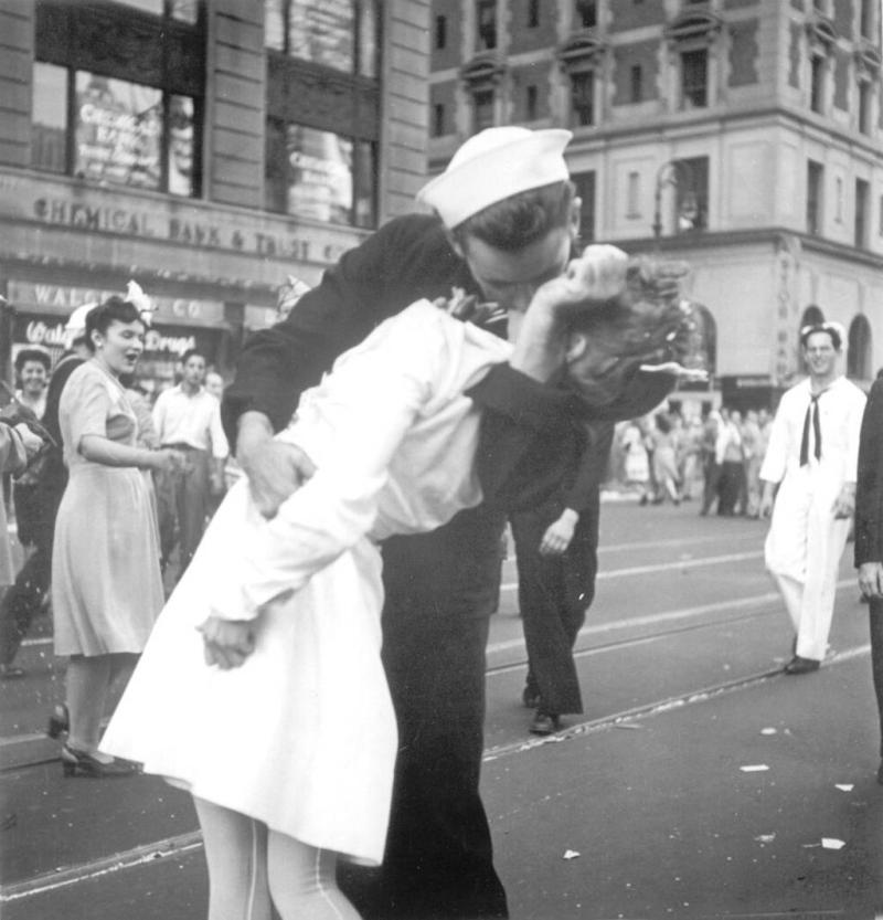 VA reverses plan to ban iconic WWII kiss photo from medical sites