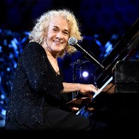 Watch Carole King Sing 'Shake It Off' at Swifties for Kamala Event