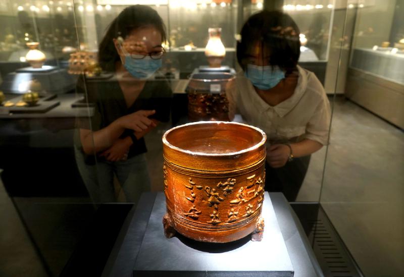 Ceramics exhibition held in Zhengzhou