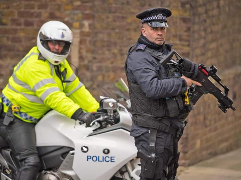 UK: Armed police deployed in counterterror operation to protect synagogues during Jewish holidays