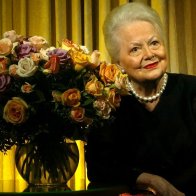 At 102, Olivia de Havilland won't give up her fight over 'Feud.' Will the Supreme Court hear her case?