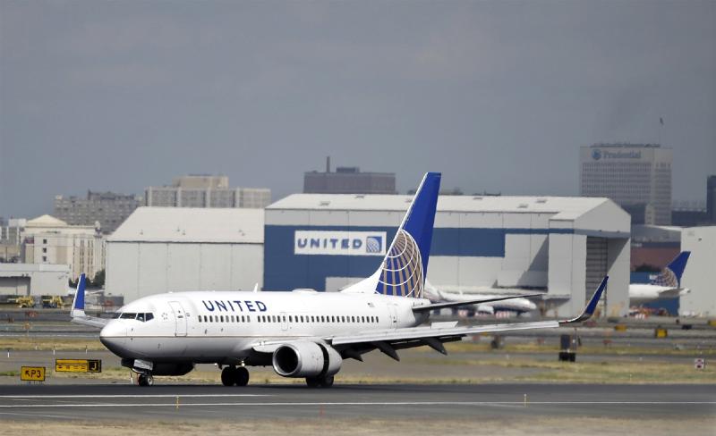 Two United Airlines pilots arrested before flight from Scotland to U.S.