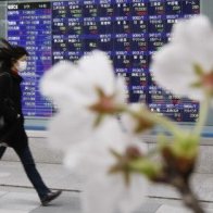 Asian stocks tumble after U.S. announces tariffs on Europe