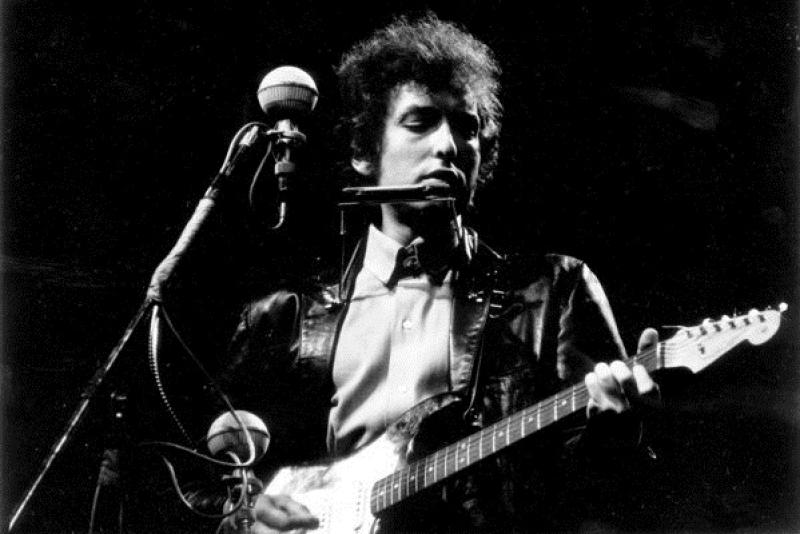 Bob Dylan Goes Electric