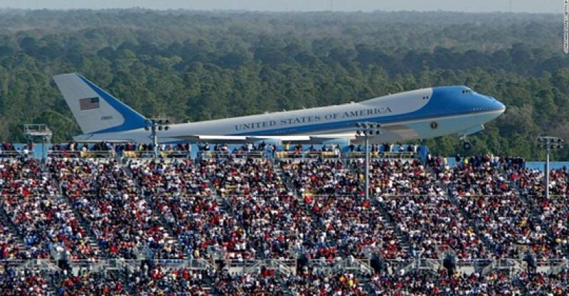 Trump campaign manager deletes dramatic Air Force One photo after people point out it's from 2004