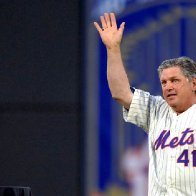 Hall of Fame pitcher Tom Seaver dies of COVID-19, dementia at 75