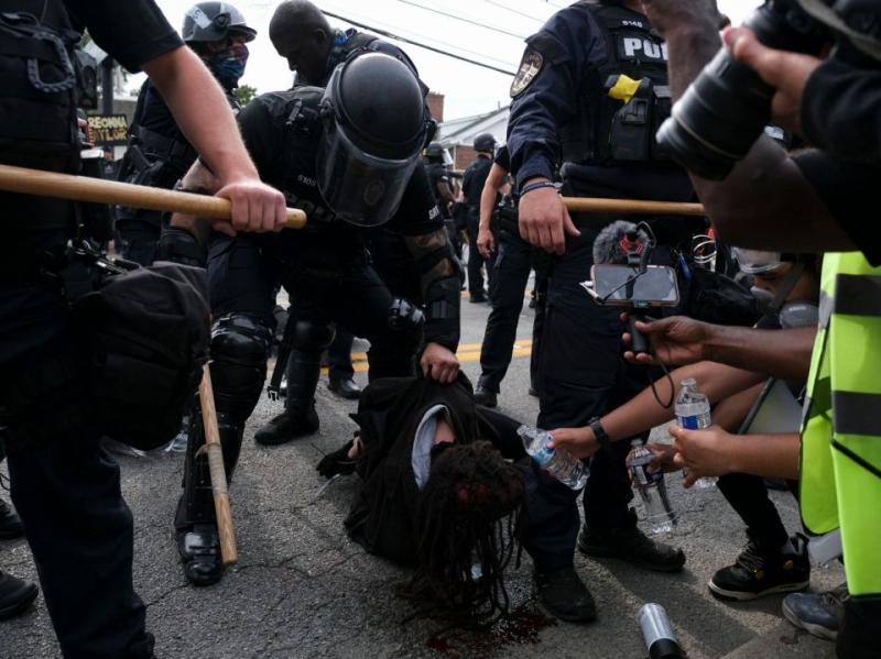 BLM protests vs pro-Trump rioters: Pictures show the stark difference in police response