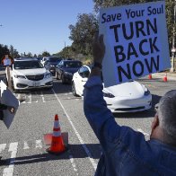 Dodger Stadium vaccination site shut down amid protest - Los Angeles Times