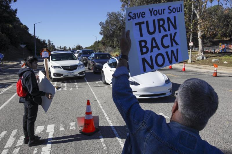 Dodger Stadium vaccination site shut down amid protest - Los Angeles Times