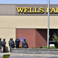 Hostages held inside Wells Fargo bank in St. Cloud, Minnesota; police and FBI negotiating for their release