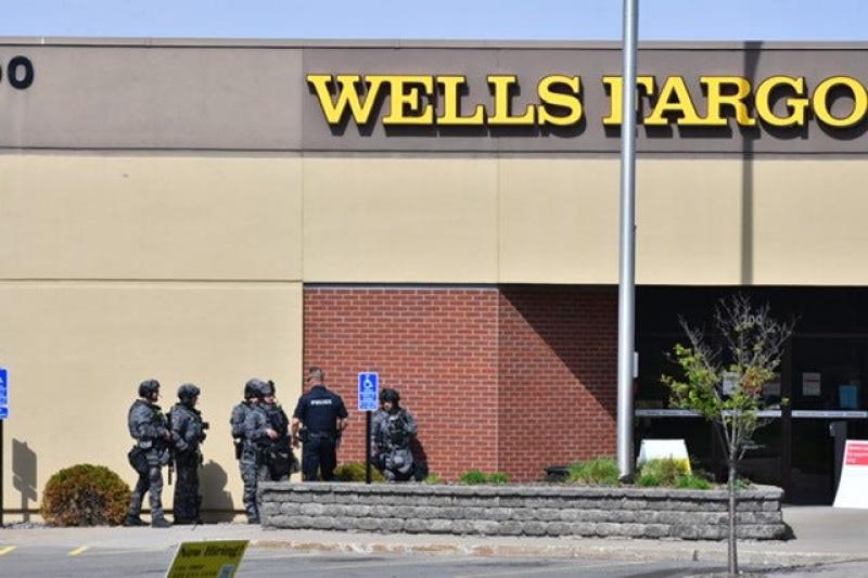 Hostages held inside Wells Fargo bank in St. Cloud, Minnesota; police and FBI negotiating for their release