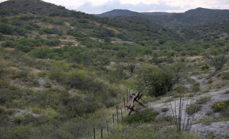 Camera crew captures stream of migrants crossing border illegally, unabated