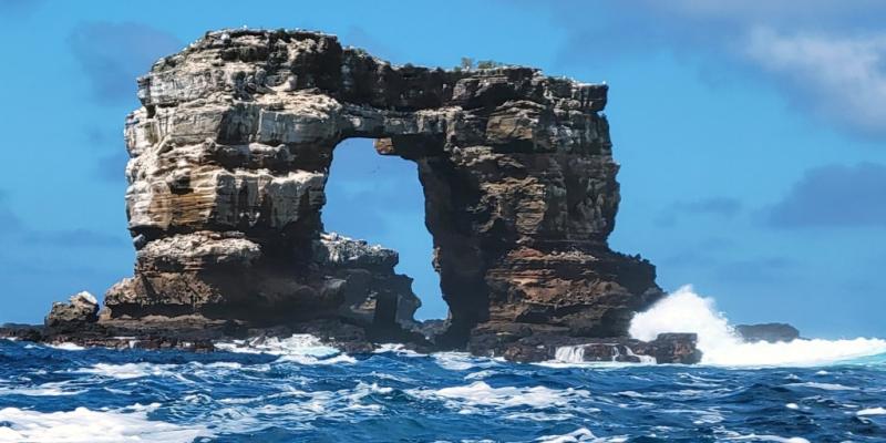 Famed Darwin's Arch in Galapagos takes new shape