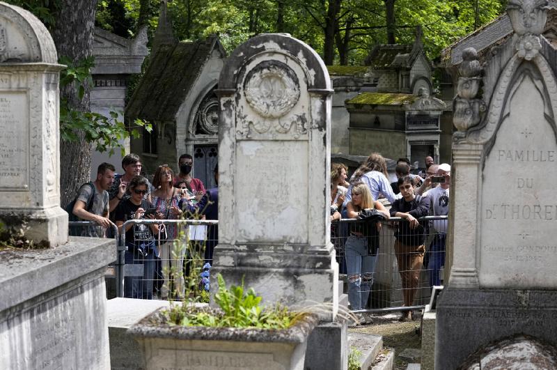 50 years after his death, fans honor Jim Morrison in Paris | Entertainment | omaha.com