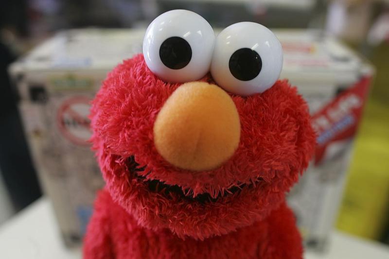 Man who sexually assaulted Tickle Me Elmo wants charges dropped