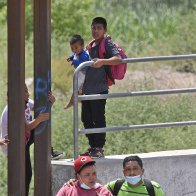 Government can't reach 1 in 3 released migrant kids 