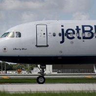 Man attempts to storm cockpit, strangles and kicks flight attendant