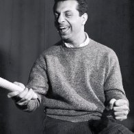 Mort Sahl, Whose Biting Commentary Redefined Stand-Up, Dies at 94