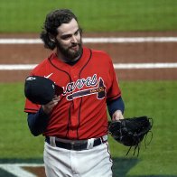 Braves nearly unhittable, seize 2-1 WS lead