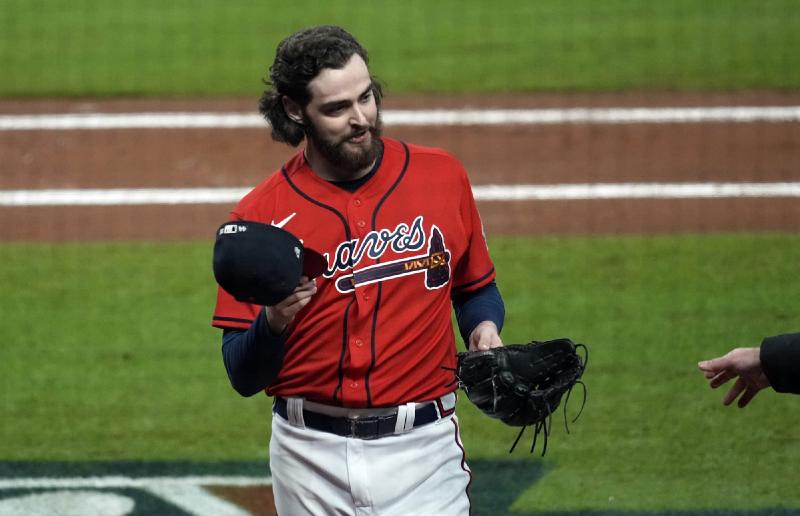 Braves nearly unhittable, seize 2-1 WS lead