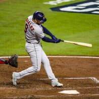 Marwin's moment: Gonzalez helps Astros stave off elimination