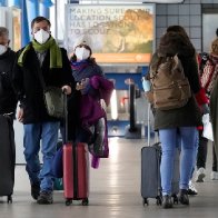 United Airlines offers triple pay to pilots amid travel chaos