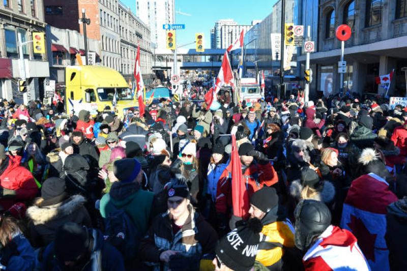 Canadian police arrest 2 leaders of protesting truckers