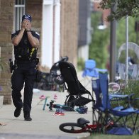 6 dead, 30 hurt in shooting at Chicago-area July 4 parade | AP News