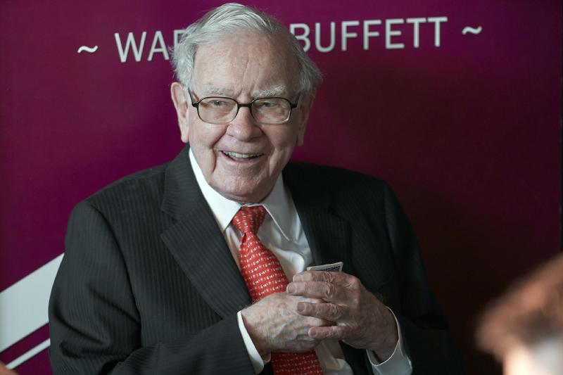 Buffett's firm buys more Apple, Amazon while betting on oil | AP News