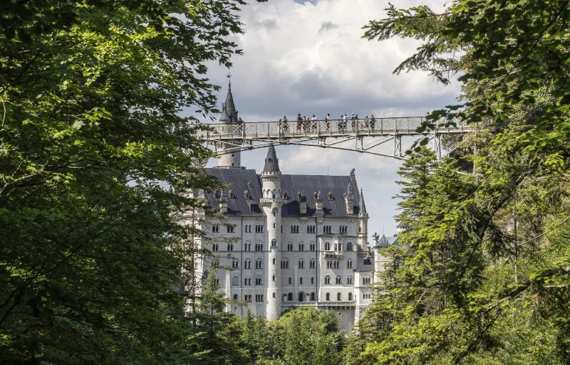 Women pushed into ravine at German castle were recent Illinois college graduates | AP News