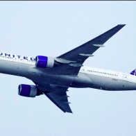 United Airlines agrees to give union pilots big pay raises | AP News