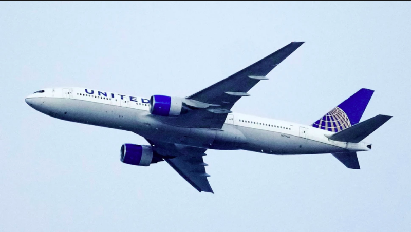 United Airlines agrees to give union pilots big pay raises | AP News