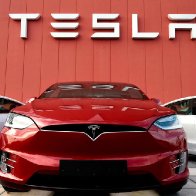 Teslas are clogging up a Chicago Supercharger station as freezing temperatures play havoc with EVs