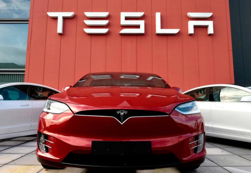 Teslas are clogging up a Chicago Supercharger station as freezing temperatures play havoc with EVs