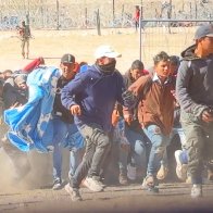 Over 100 migrants break through razor wire, knock down guards as they illegally cross El Paso border in wild scene